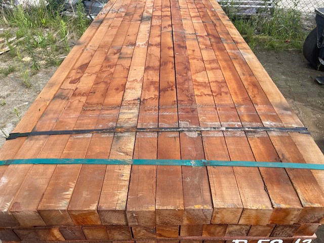 Ca. 67x massaranduba palen fijnbezaagd, 60x60mm, lengte 305cm - afbeelding 1 van  4