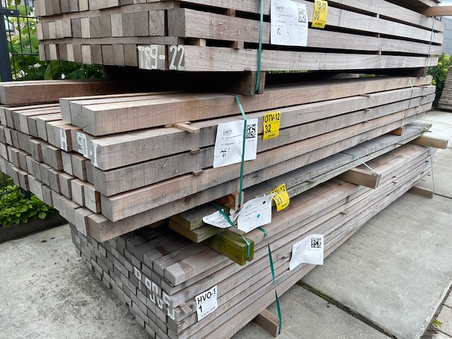 Ca. 67x massaranduba palen fijnbezaagd, 60x60mm, lengte 305cm - afbeelding 4 van  4