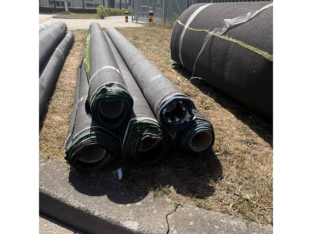 Ca. 68m2 kunstgras, 24 mm hoog, groen - afbeelding 2 van  3