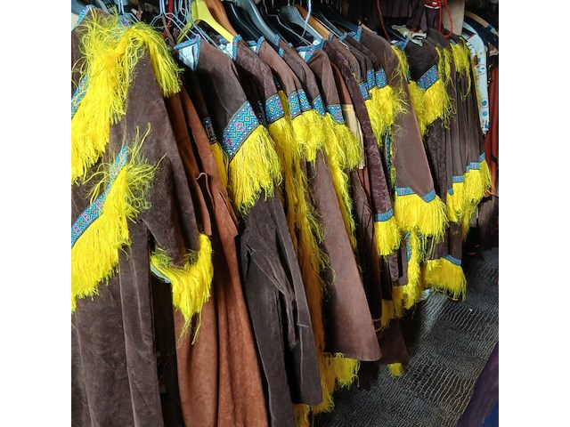 Ca. 68x indianen outfits - afbeelding 1 van  5