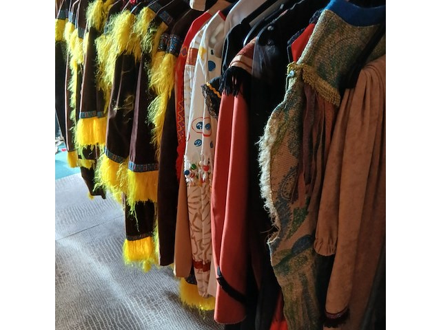 Ca. 68x indianen outfits - afbeelding 2 van  5