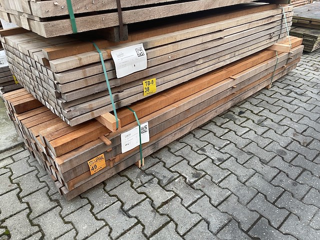 Ca. 68x massaranduba palen fijnbezaagd, 60x60mm, lengte 305cm - afbeelding 4 van  4