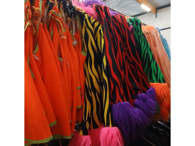 Ca. 70x carnaval feestkleding neon - afbeelding 1 van  8