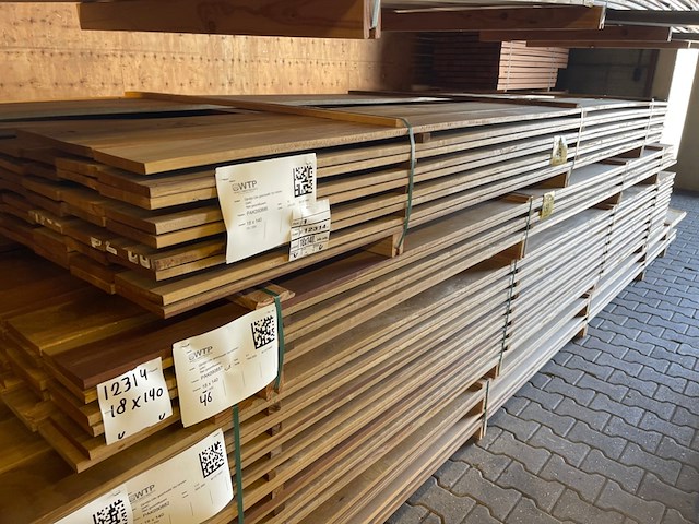 Ca. 70x guyana ipé country grade planken geschaafd, 18x140mm, lengte 350cm - afbeelding 2 van  3