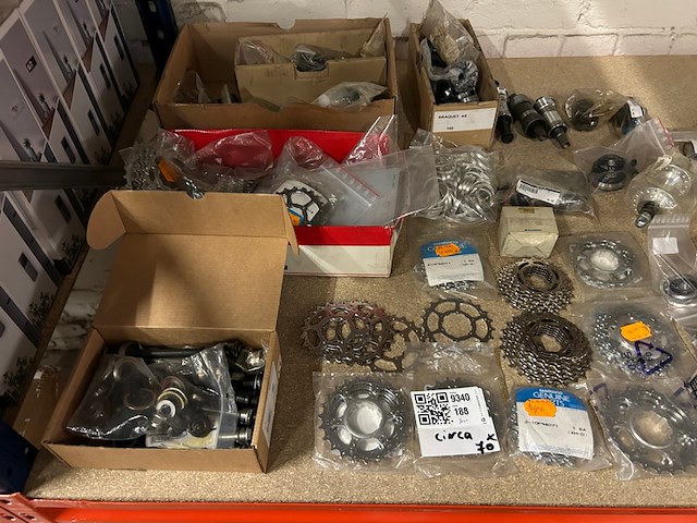 Ca. 70x racefiets onderdelen, w.o. campagnolo, shimano - afbeelding 3 van  10