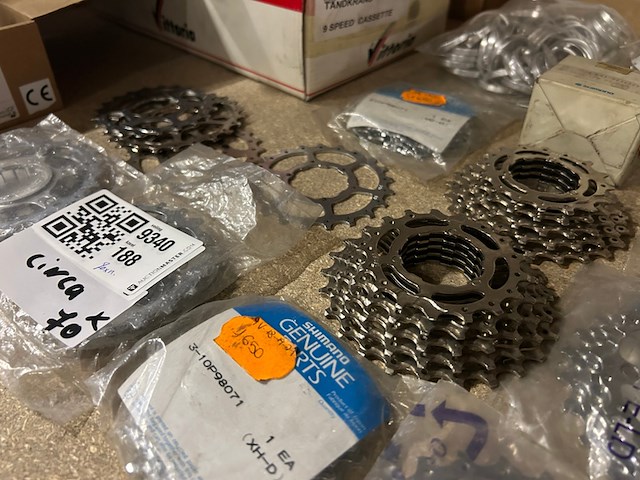 Ca. 70x racefiets onderdelen, w.o. campagnolo, shimano - afbeelding 7 van  10