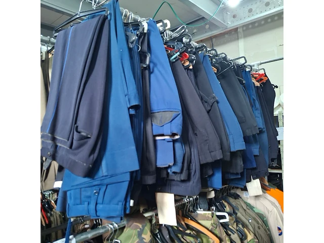 Ca. 70x uniformberoepen diverse pantalons - afbeelding 1 van  3