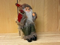 Ca. 72x kerstman beeldje - zittend