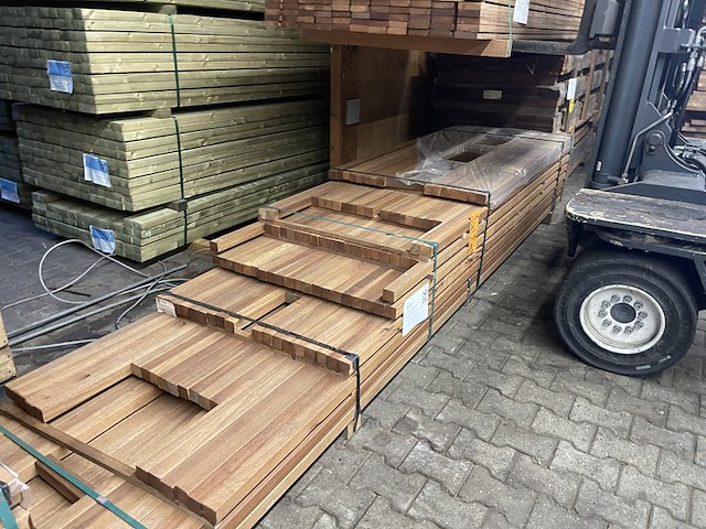 Ca. 73x guyana teak palen geschaafd, 45x45mm, lengte 18/305cm, 9/335cm, 11/365cm, 35/395cm - afbeelding 2 van  3