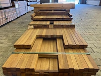 Ca. 73x guyana teak palen geschaafd, 45x45mm, lengte 18/305cm, 9/335cm, 11/365cm, 35/395cm