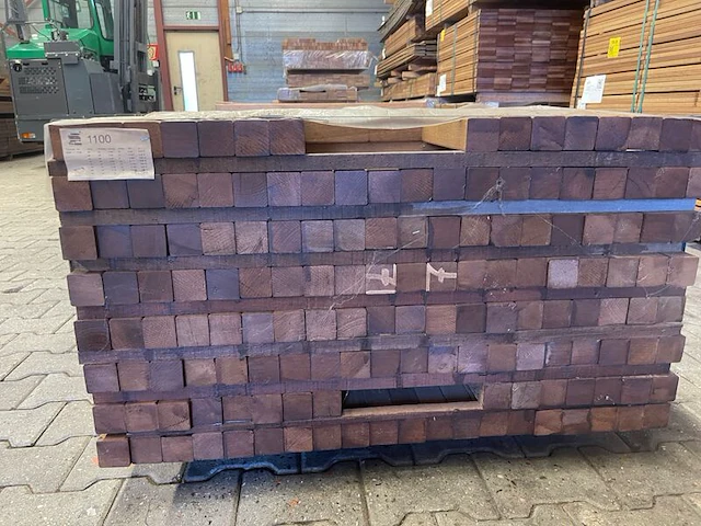 Ca. 73x guyana teak palen geschaafd, 45x45mm, lengte 18/305cm, 9/335cm, 11/365cm, 35/395cm - afbeelding 2 van  3