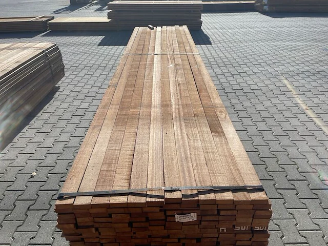 Ca. 74x guyana teak planken fijnbezaagd, 31x80mm, lengte 520cm - afbeelding 2 van  3