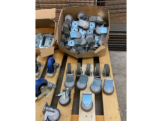 Ca. 75x stuks diverse wieltjes - afbeelding 2 van  9