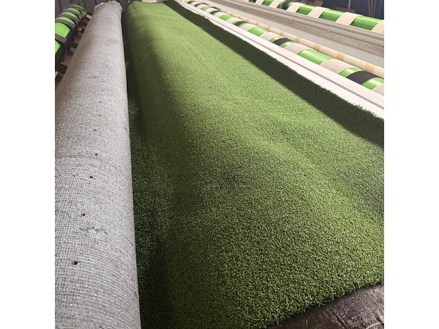 Ca. 7,6m2 kunstgras, 10 mm hoog, groen - afbeelding 1 van  2