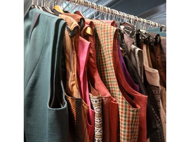 Ca. 76x giletjes diverse kleuren mannen/netjes - afbeelding 1 van  8