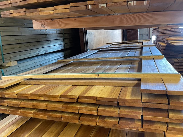 Ca. 76x guyana ipé country grade planken geschaafd, 18x90mm, lengte 350cm - afbeelding 1 van  3