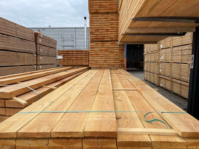 Ca. 77x douglas planken fijnbezaagd, 25x150mm, lengte 300cm - afbeelding 1 van  4