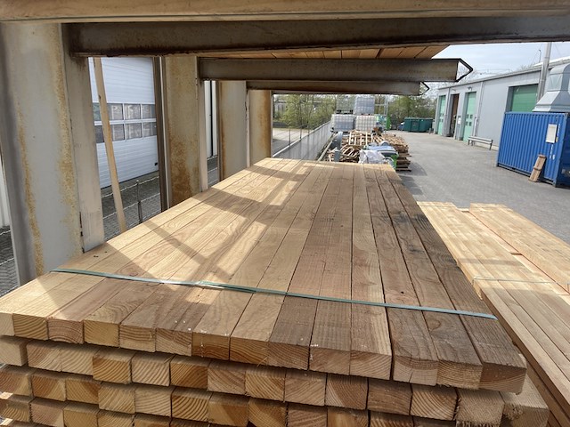Ca. 77x douglas regels fijnbezaagd, 50x75mm, lengte 300cm - afbeelding 1 van  3