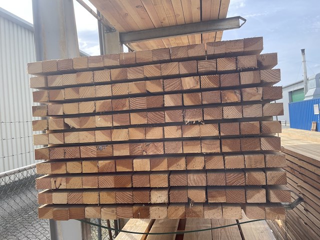 Ca. 77x douglas regels fijnbezaagd, 50x75mm, lengte 300cm - afbeelding 3 van  3