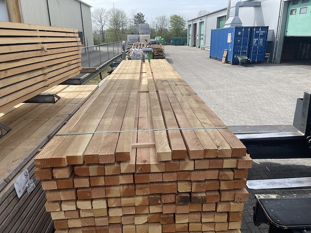 Ca. 77x douglas regels fijnbezaagd, 50x75mm, lengte 500cm - afbeelding 1 van  3