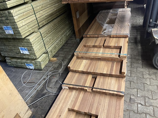 Ca. 77x guyana teak palen geschaafd, 45x45mm, lengte 16/185cm, 15/215cm, 22/245cm, 24/275cm - afbeelding 1 van  3