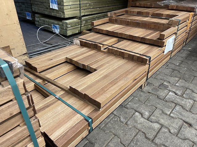 Ca. 77x guyana teak palen geschaafd, 45x45mm, lengte 16/185cm, 15/215cm, 22/245cm, 24/275cm - afbeelding 3 van  3