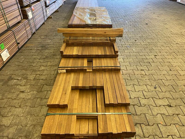 Ca. 77x guyana teak palen geschaafd, 45x45mm, lengte 16/185cm, 15/215cm, 22/245cm, 24/275cm - afbeelding 1 van  3