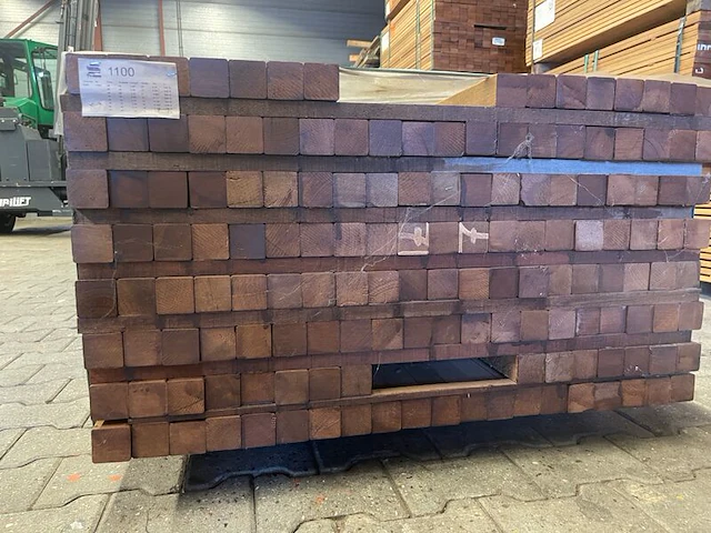 Ca. 77x guyana teak palen geschaafd, 45x45mm, lengte 16/185cm, 15/215cm, 22/245cm, 24/275cm - afbeelding 2 van  3