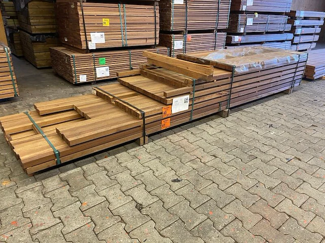 Ca. 77x guyana teak palen geschaafd, 45x45mm, lengte 16/185cm, 15/215cm, 22/245cm, 24/275cm - afbeelding 3 van  3