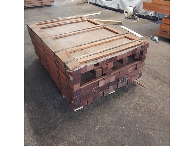 Ca. 77x hardhouten paal, 6,8 x 6,8 x 100 cm en 6,8 x 6,8 x 150 cm - afbeelding 1 van  4