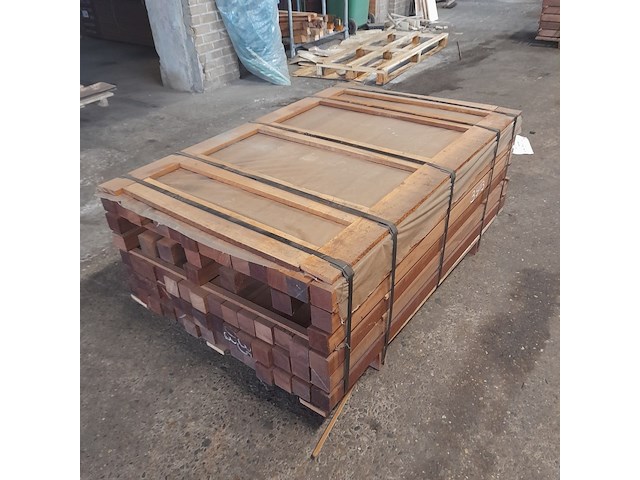 Ca. 77x hardhouten paal, 6,8 x 6,8 x 100 cm en 6,8 x 6,8 x 150 cm - afbeelding 3 van  4