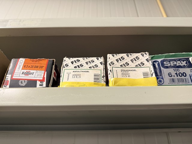 Ca. 78x verpakking ijzerwaren w.o. schroeven, spijkers, pluggen, w.o. woodies, spax, fis, kelfort - afbeelding 10 van  22