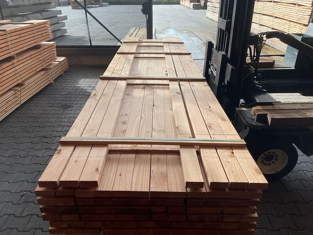 Ca. 79x douglas balken geschaafd, 40x90mm, lengte 430cm - afbeelding 1 van  3