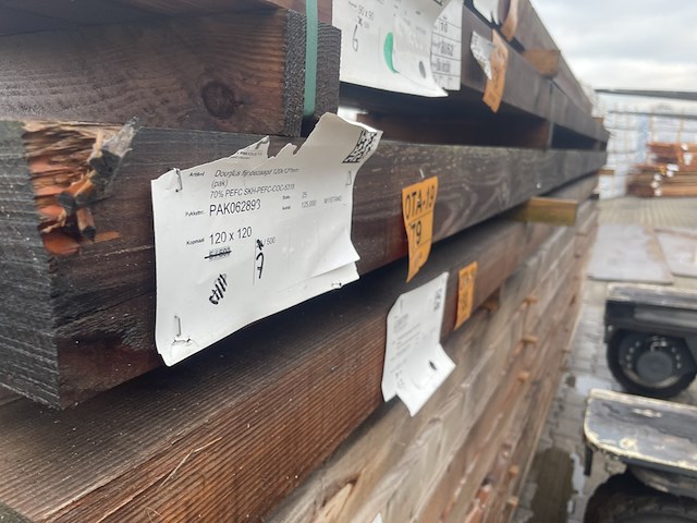 Ca. 7x douglas balken fijnbezaagd , 120x120mm, lengte 500cm - afbeelding 2 van  3