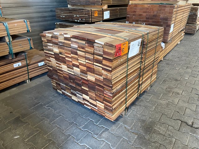 Ca. 800x hardhout tegelhout, 17x97mm, lengte 780/55cm, 20/105cm - afbeelding 2 van  3