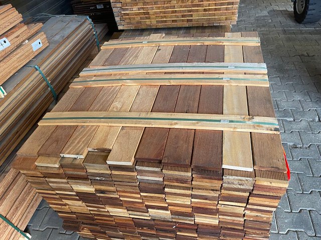 Ca. 800x hardhouten tegelhout, 17x97mm, lengte 780/55cm, 20/105cm - afbeelding 1 van  3