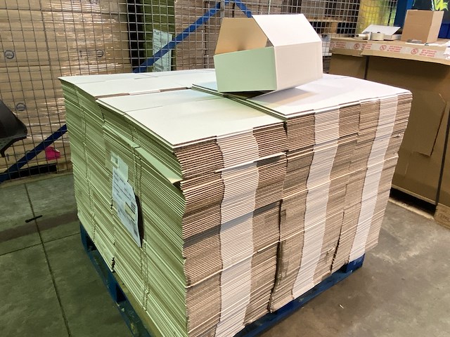 Ca. 800x verzenddozen 305x255x123mm zware enkelgolf, wit - afbeelding 1 van  2