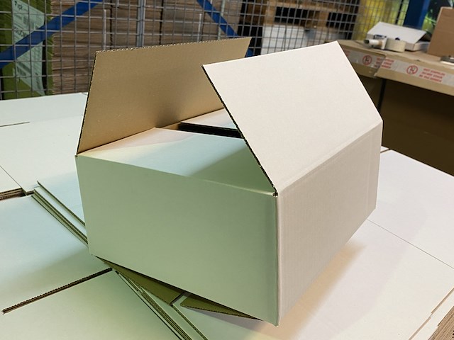 Ca. 800x verzenddozen 305x255x123mm zware enkelgolf, wit - afbeelding 2 van  2