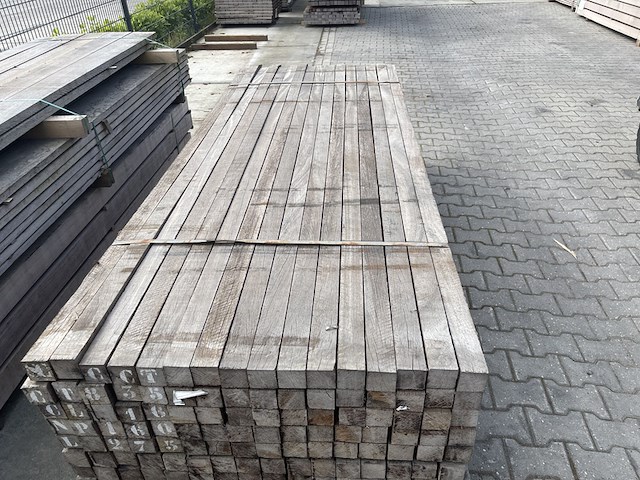 Ca. 80x azobe palen fijnbezaagd gepunt, 60x60mm, lengte 275cm - afbeelding 1 van  3