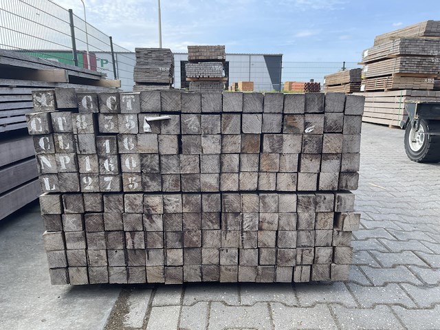 Ca. 80x azobe palen fijnbezaagd gepunt, 60x60mm, lengte 275cm - afbeelding 2 van  3