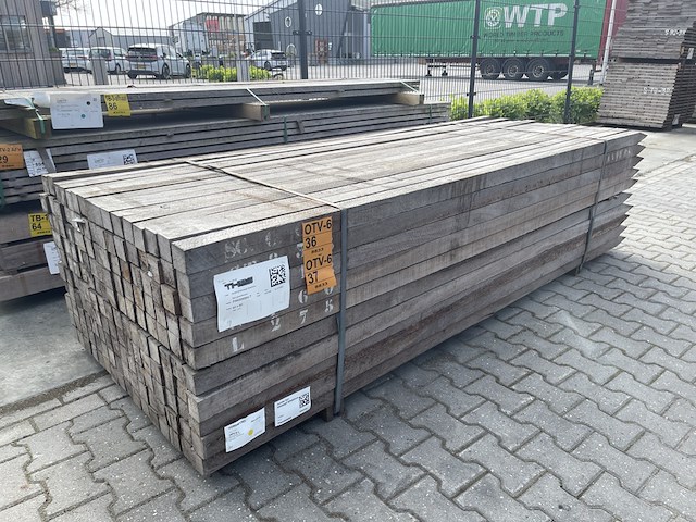 Ca. 80x azobe palen fijnbezaagd gepunt, 60x60mm, lengte 275cm - afbeelding 3 van  3