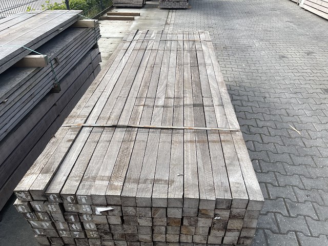 Ca. 80x azobe palen fijnbezaagd gepunt, 60x60mm, lengte 275cm - afbeelding 1 van  3