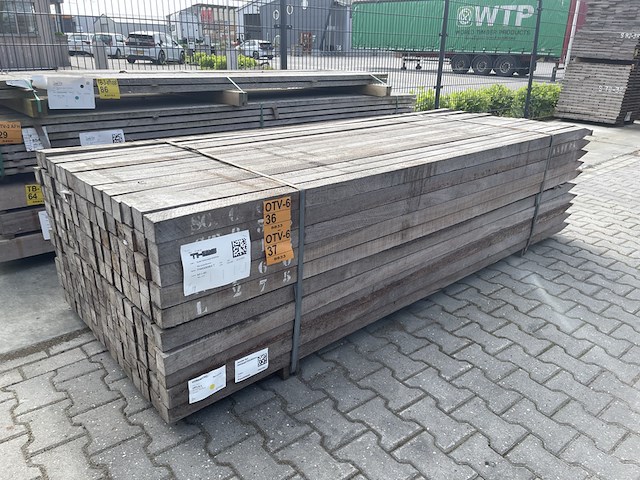 Ca. 80x azobe palen fijnbezaagd gepunt, 60x60mm, lengte 275cm - afbeelding 3 van  3