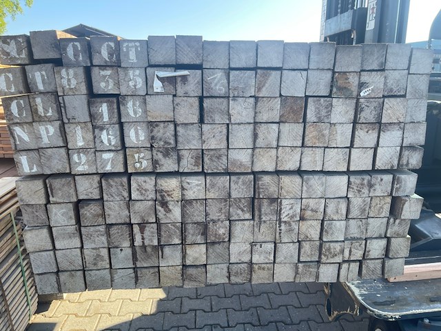 Ca. 80x azobe palen fijnbezaagd gepunt, 60x60mm, lengte 275cm - afbeelding 2 van  3