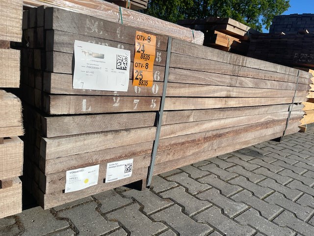 Ca. 80x azobe palen fijnbezaagd gepunt, 60x60mm, lengte 275cm - afbeelding 3 van  3