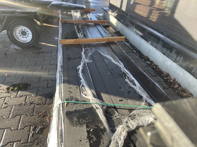 Ca. 80x channelsiding zwart gecoat, 18x140mm, lengte 480cm - afbeelding 1 van  3