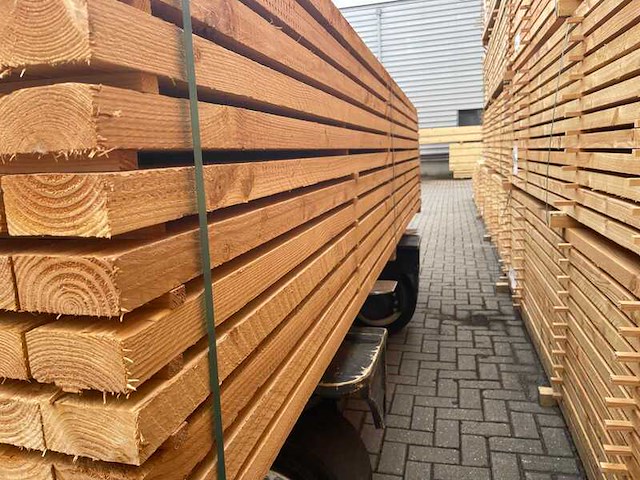 Ca. 80x douglas regels fijnbezaagd, 50x75mm, lengte 400cm - afbeelding 2 van  4