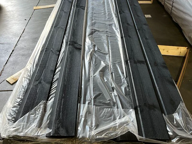 Ca. 80x grenen channelsiding zwart gecoat, 18x140mm, lengte 300cm - afbeelding 1 van  3