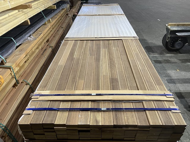 Ca. 80x guyana teak dekdelen gevingerlast, 27x70mm, lengte 400cm - afbeelding 1 van  3