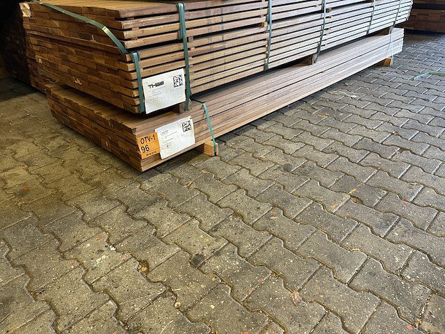 Ca. 80x guyana teak planken geschaafd, 25x90mm, lengte 305cm - afbeelding 4 van  4